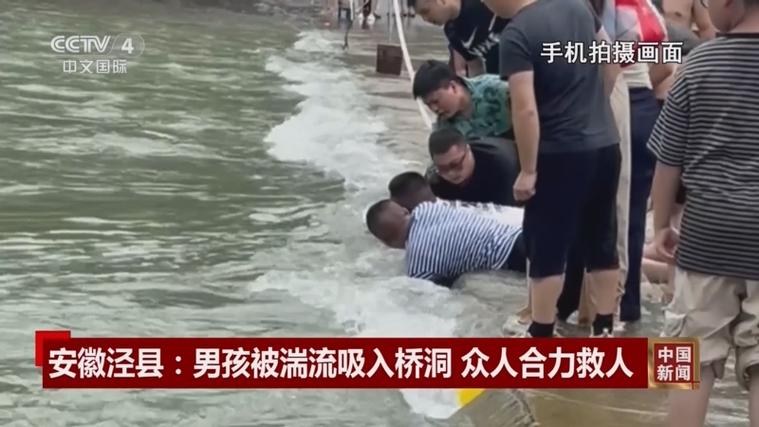 男子从桥上落水，三名14岁皮划艇少年与工人合力救人